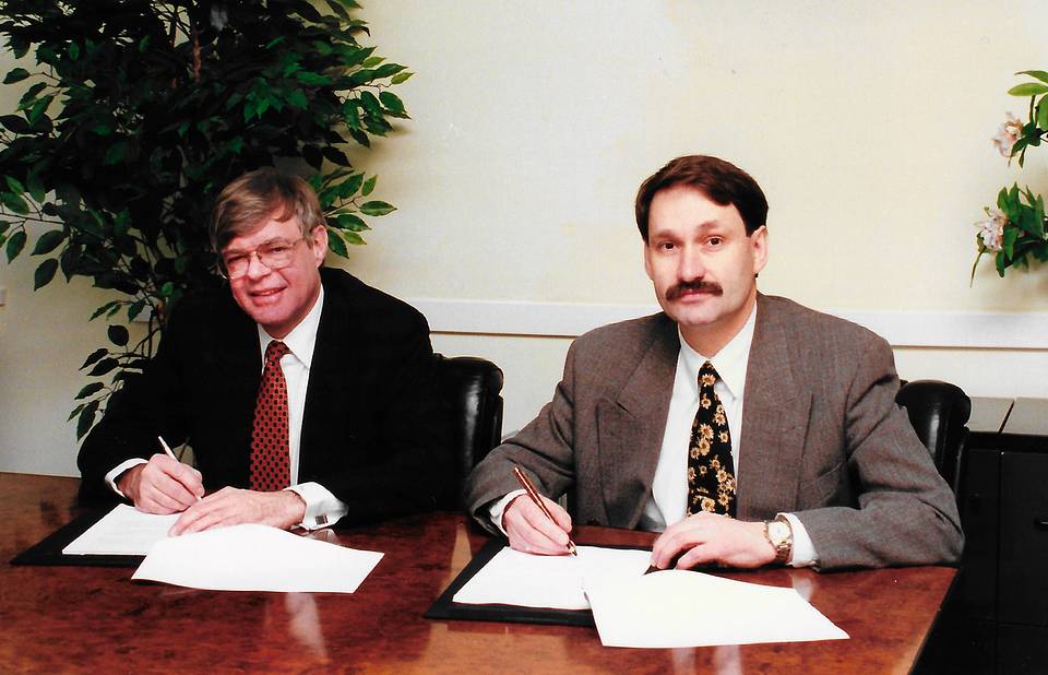 With PriceWaterhouse CEO Scott Hartz during the deal to buy LVS company in Moscow, 1996 Personal archive of Leonid Boguslavsky